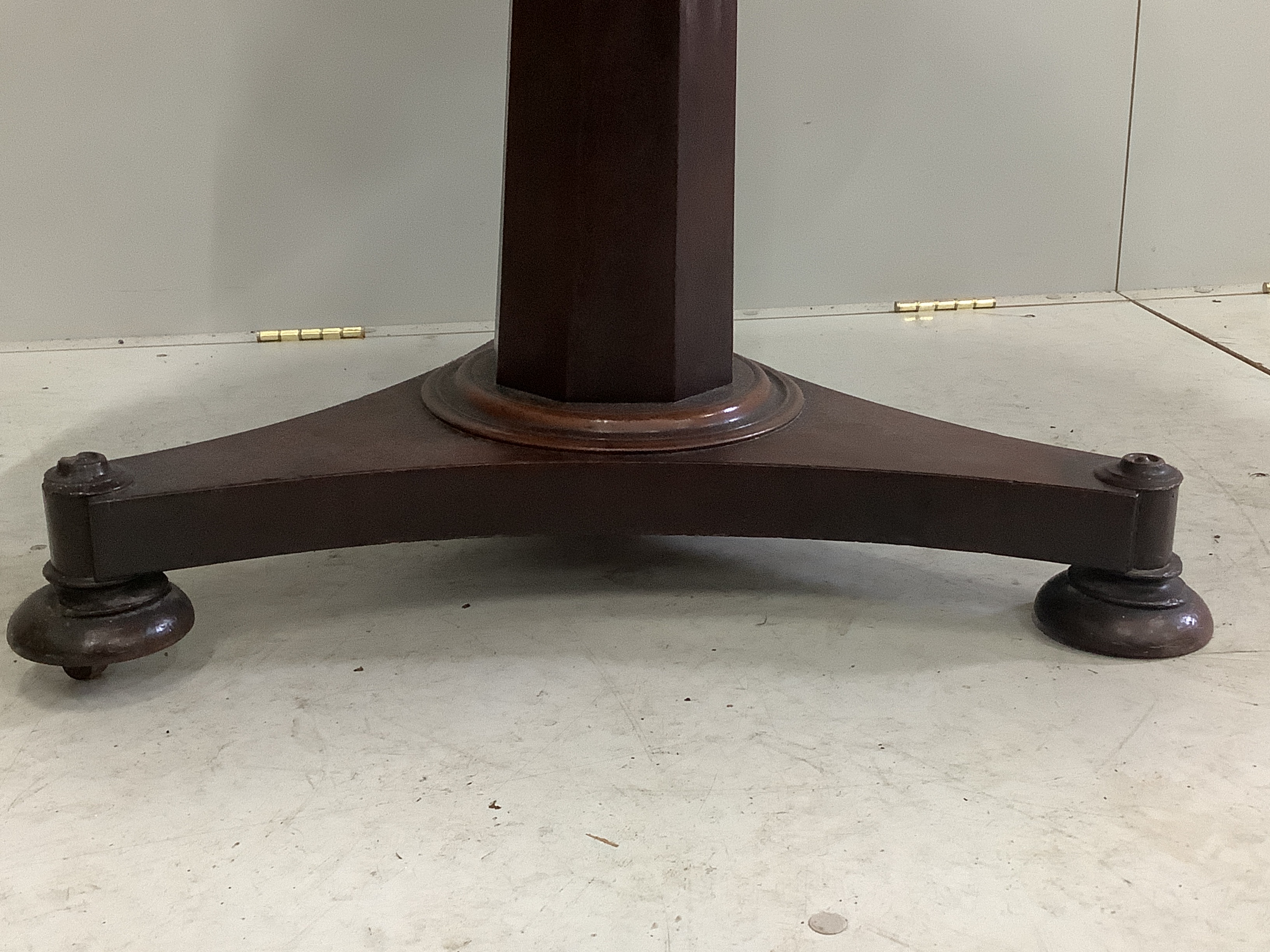 A Victorian circular mahogany tilt top breakfast table, diameter 90cm, height 72cm